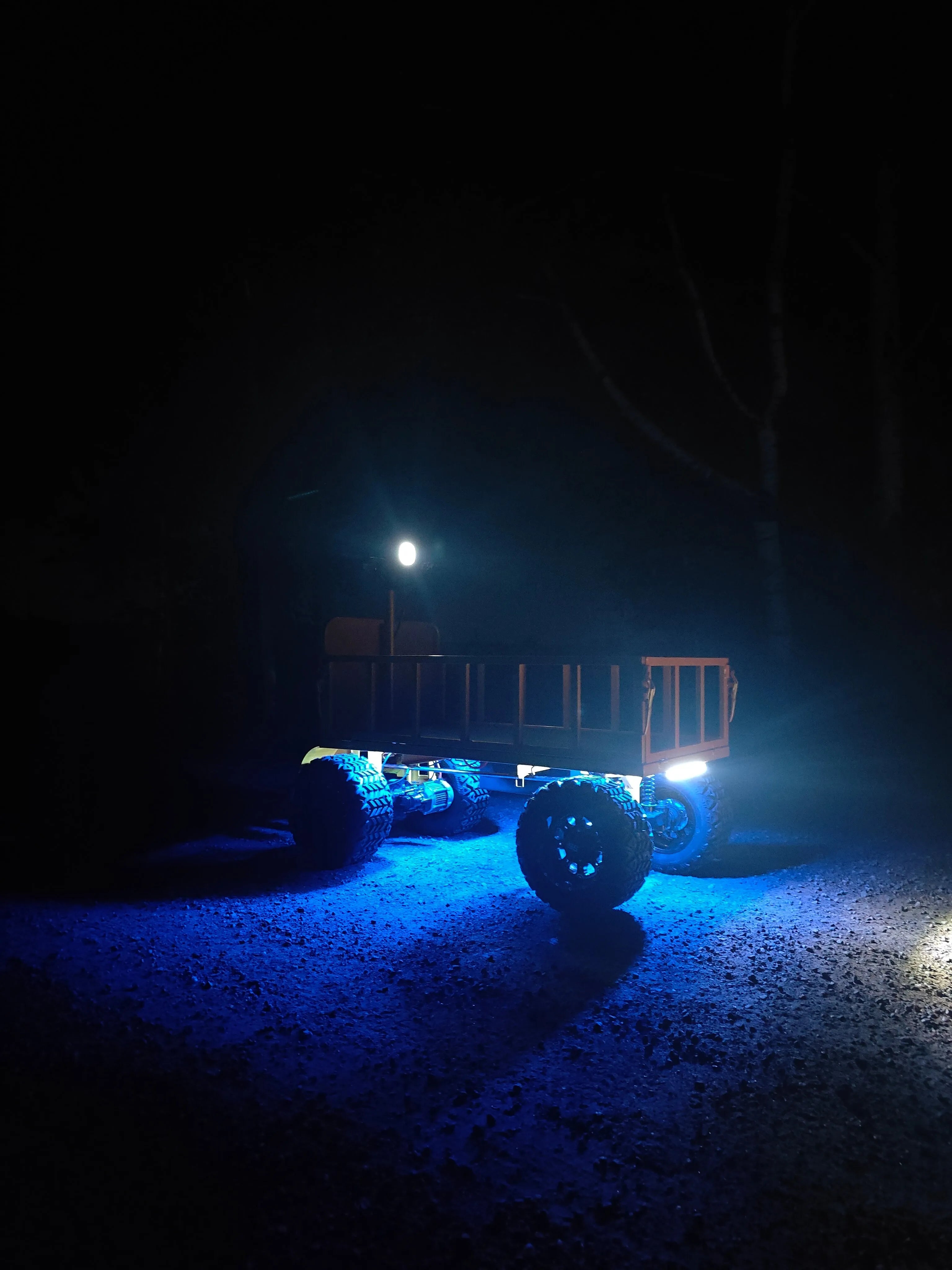 Four-wheel braking electric flatbed cart