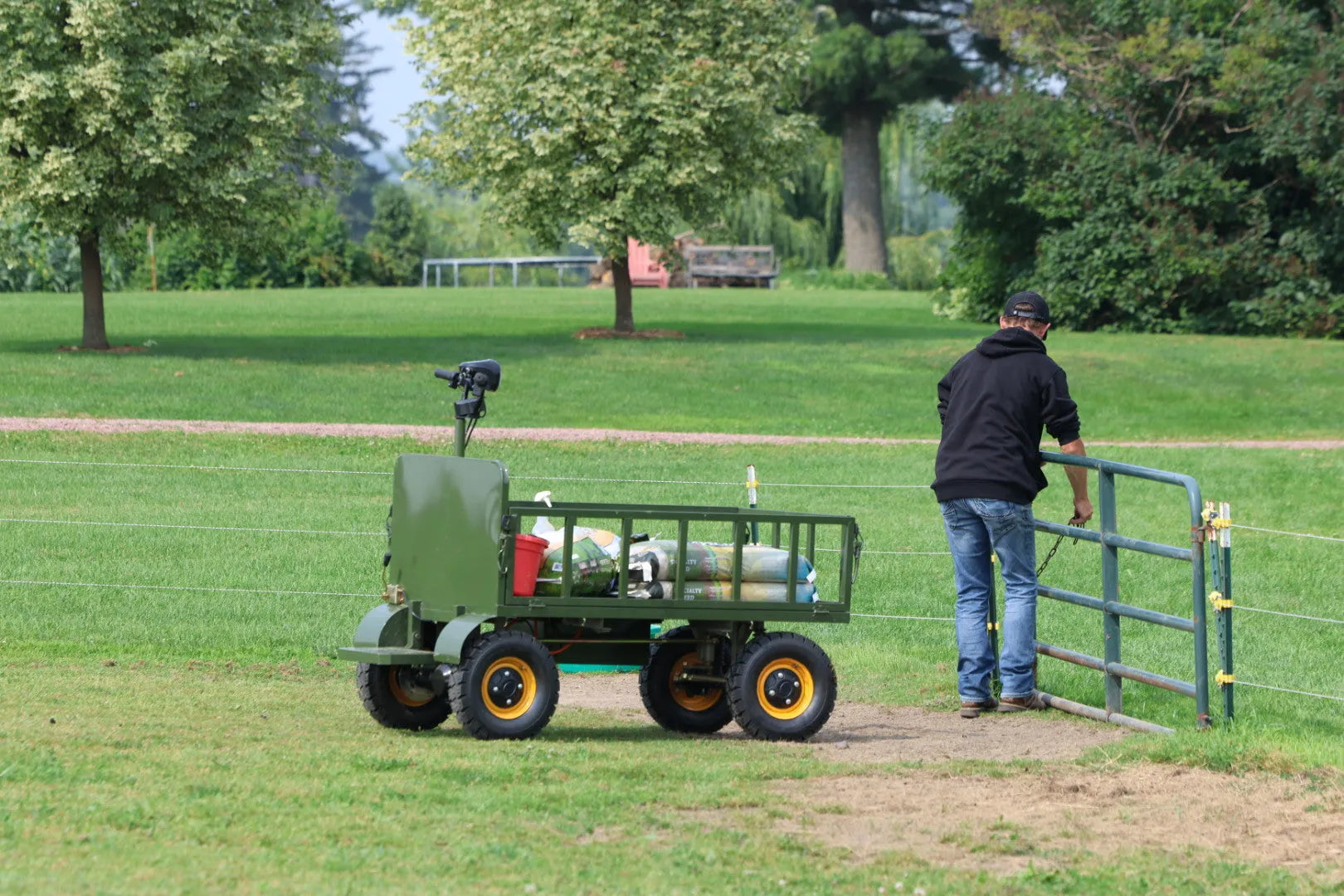 Four-wheel braking electric flatbed cart