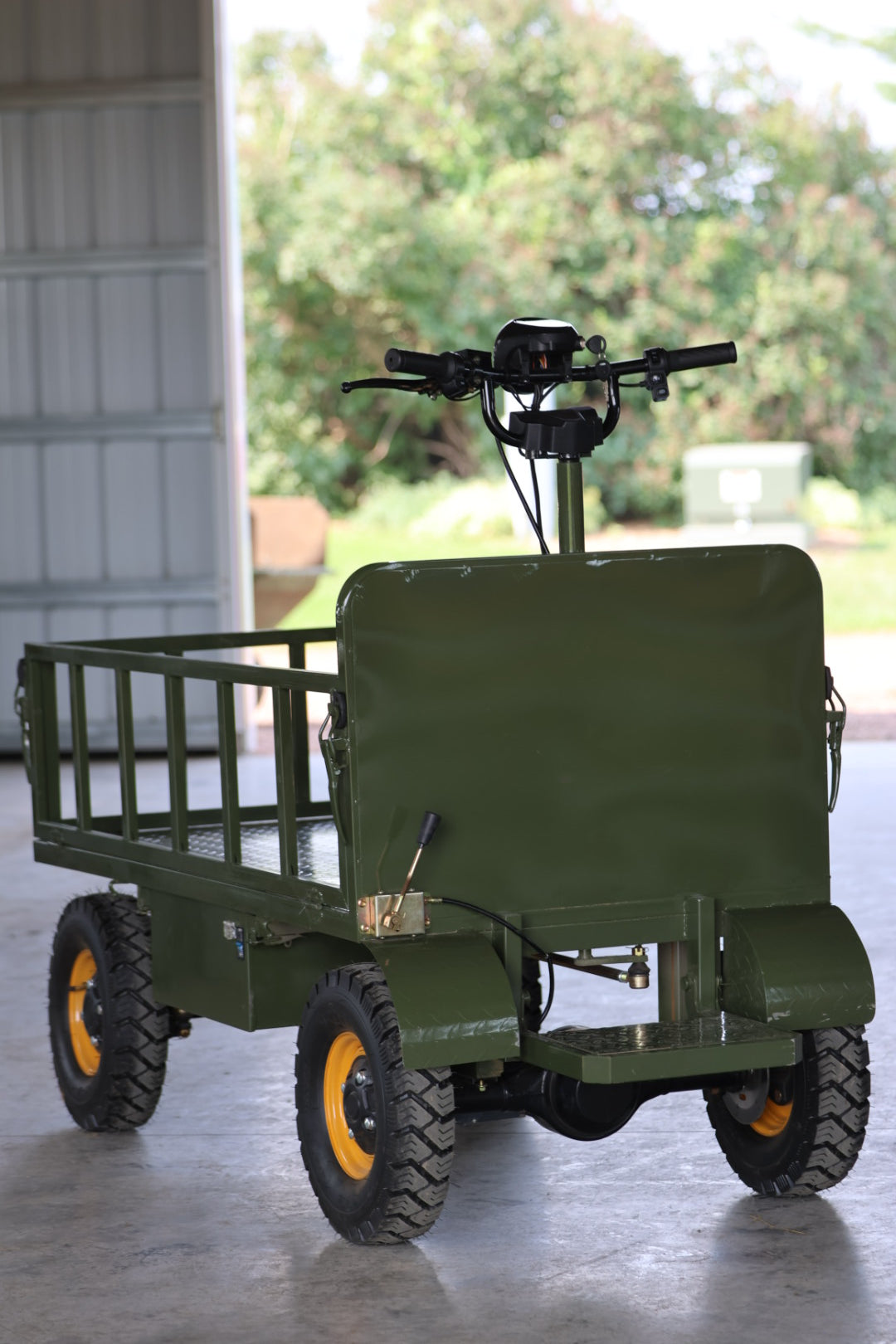 Four-wheel braking electric flatbed cart